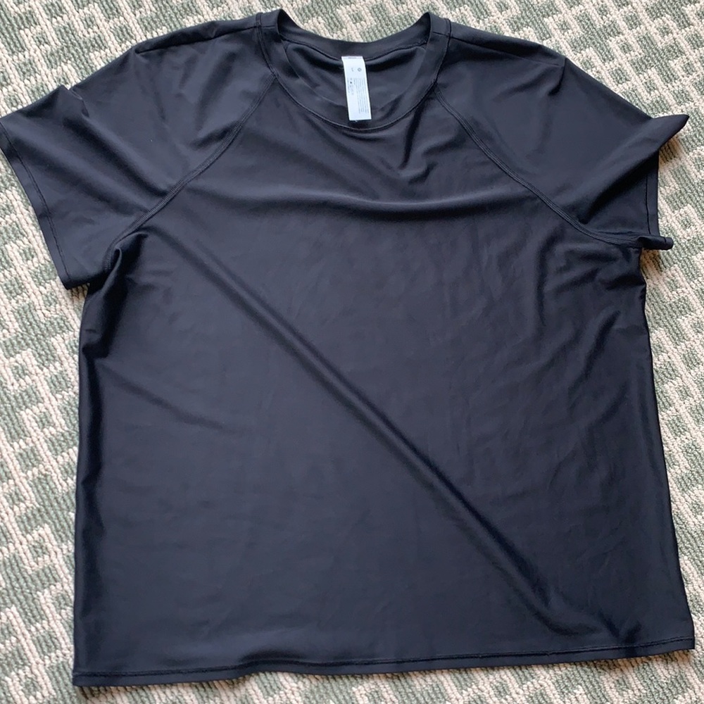 New Lululemon women’s top never worn!